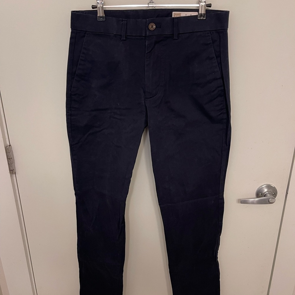 Modern Khakis in Slim Fit w/ GapFlex
Color: New Classic Navy Blue
Size: 30W/32L